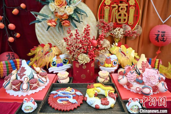 1月25日，春節(jié)臨近，蘭州一花饃店“龍”元素花饃熱銷。圖為展出的“龍”元素花饃。九美旦增 攝
