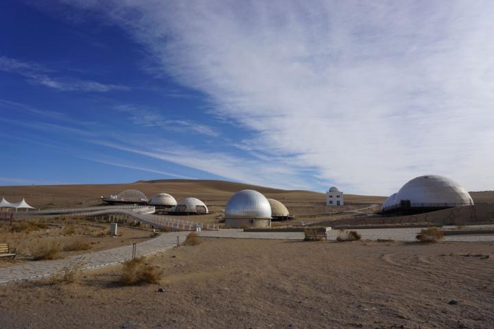 2023年11月28日拍攝的甘肅省武威市民勤縣“摘星小鎮(zhèn)”一角。新華社記者 賈釗 攝