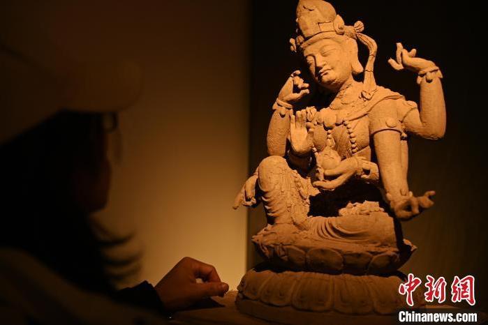 圖為季茂杰觀察自己創(chuàng)作的敦煌木雕。李亞龍 攝