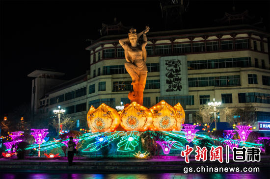 2024年春節(jié)期間，敦煌市中心盤(pán)旋路上的反彈琵琶燈組。王斌銀 攝