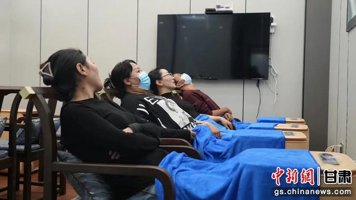 圖為當(dāng)?shù)鼐用耋w驗藏醫(yī)院診療。卓瑪草 攝