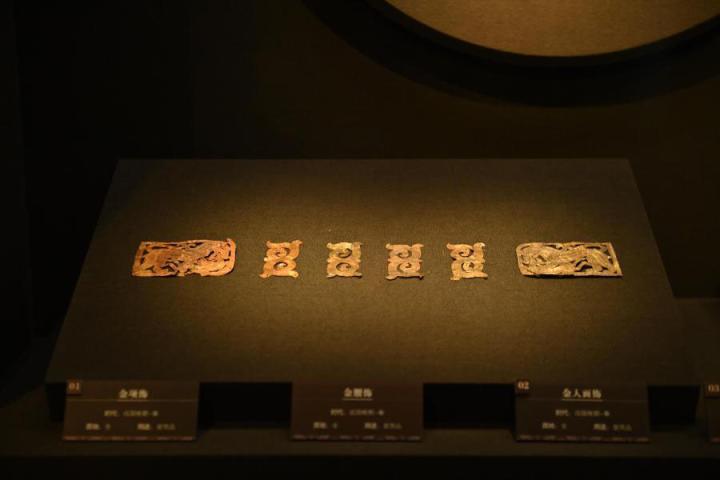 張家川縣馬家塬車輿博物館展陳的馬家塬遺址出土的金項飾、金腰飾、金人畫飾等。李亞龍 攝　　