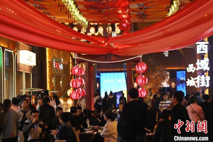 圖為街區(qū)現(xiàn)場游客絡(luò)繹不絕。李亞龍 攝</p>
<p>