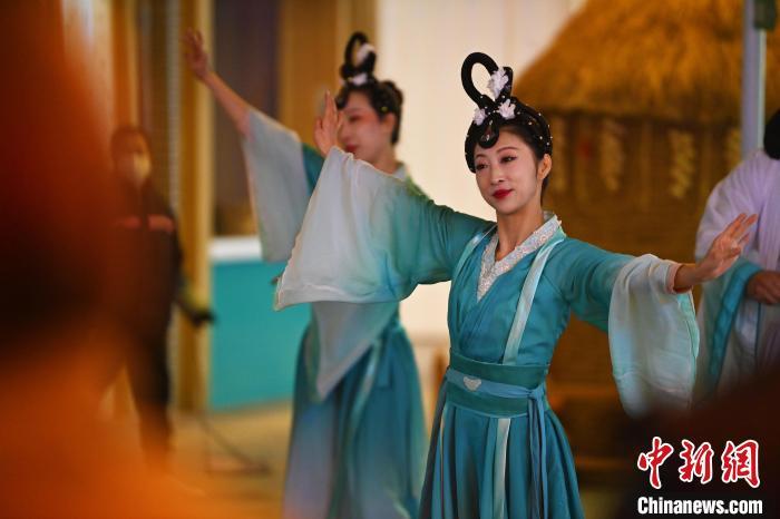 圖為工作人員進(jìn)行舞蹈表演。李亞龍 攝</p><p>