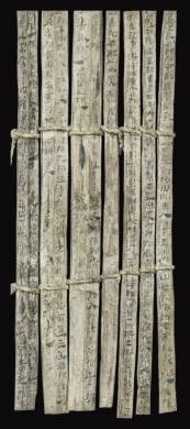 漢簡(jiǎn)《康居王使者冊(cè)》。此簡(jiǎn)記載了西域康居國(guó)使者前來(lái)“進(jìn)貢”駱駝，抵達(dá)敦煌遇到不公后反映問(wèn)題，朝廷受理解決的經(jīng)過(guò)。新華社發(fā)（甘肅簡(jiǎn)牘博物館供圖）