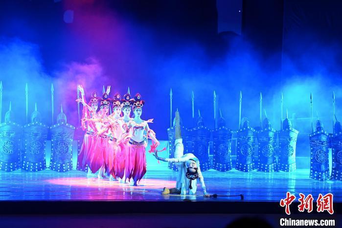 2023年2月18日，蘭州歌舞劇院創(chuàng)排的大型舞劇《大夢(mèng)敦煌》。　　九美旦增 攝