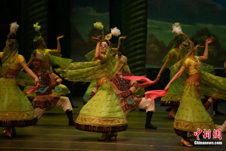 2024年2月23日晚，中國(guó)經(jīng)典舞劇《絲路花雨》在甘肅蘭州演出恭賀新春。李亞龍 攝