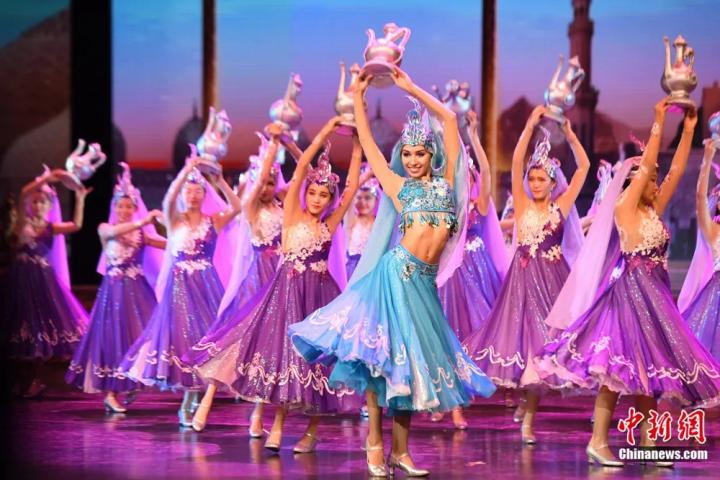 《絲路花雨》外國(guó)演員在波斯酒舞中領(lǐng)舞。楊艷敏 攝