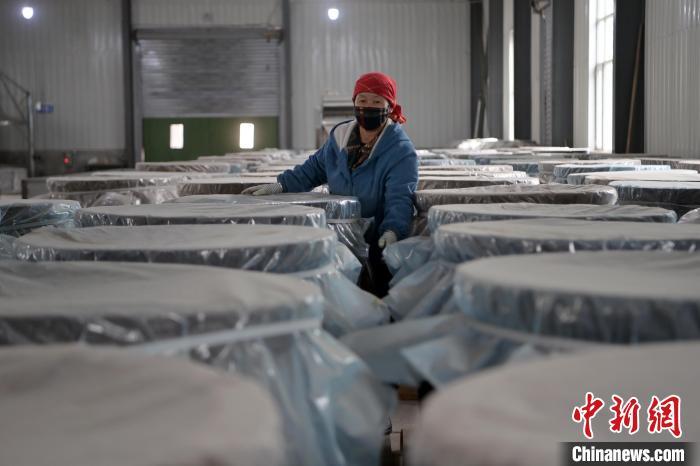 5月10日，工作人員檢查裝有酒糟的壇子。九美旦增　攝