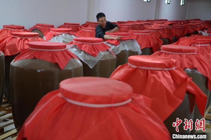 圖為5月10日，工作人員在儲(chǔ)酒庫檢查酒缸密封性。九美旦增　攝