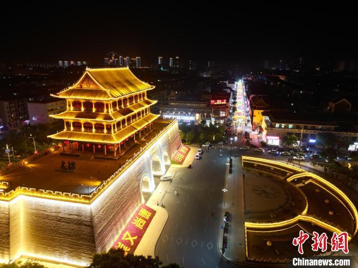 圖為武威市標(biāo)志性建筑涼州古城門燈光亮起。(無(wú)人機(jī)照片) 　戴文昌 攝</p><p>