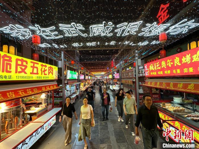 圖為明清街夜市燈光點(diǎn)亮“我在武威很想你”?！〈魑牟?攝</p><p>