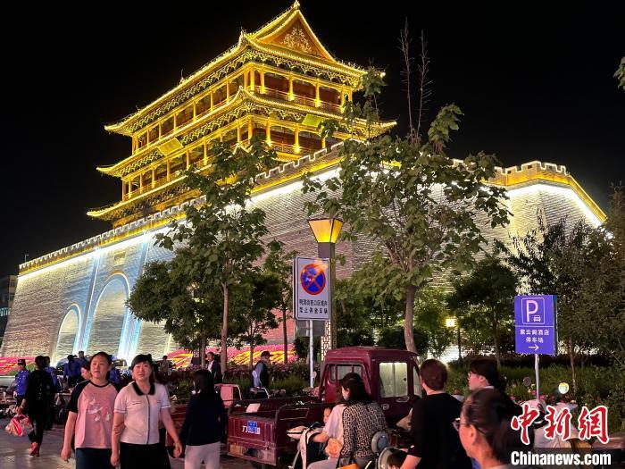 圖為夜幕降臨，涼州古城門燈光亮起?！〈魑牟?攝