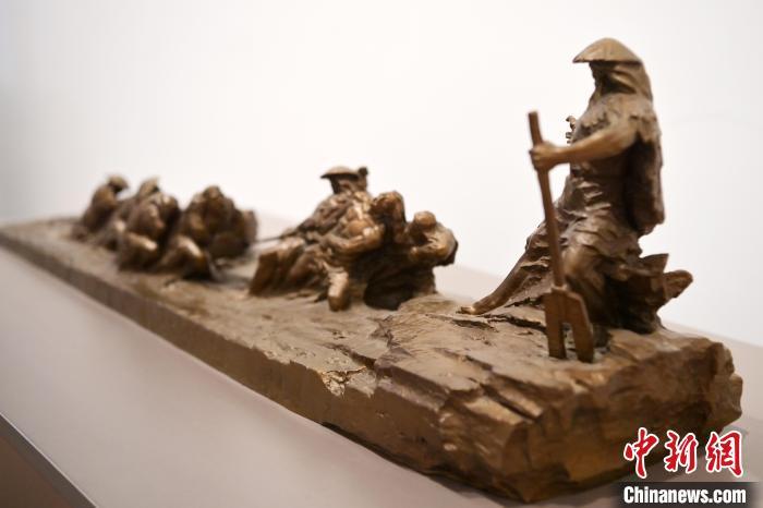 5月21日，在“絲路印跡”雕塑藝術(shù)作品展展出的作品《治水為民·禹德九州》。九美旦增 攝</p>
<p>
