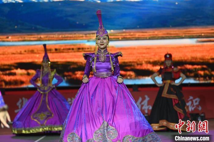 圖為開(kāi)幕式現(xiàn)場(chǎng)蒙古族服飾秀。李亞龍 攝</p>
<p>
