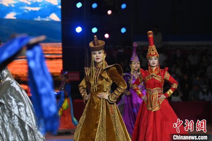 圖為開(kāi)幕式現(xiàn)場(chǎng)蒙古族服飾秀。李亞龍 攝</p>
<p>