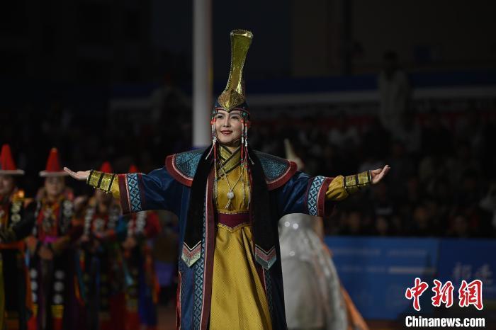 圖為開(kāi)幕式現(xiàn)場(chǎng)蒙古族服飾秀。李亞龍 攝