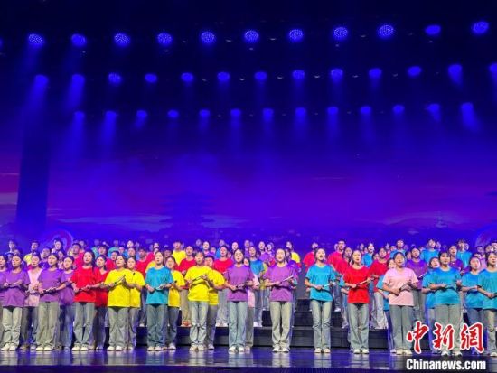 5月28日晚，“詩意甘肅·絲路長風(fēng)三千里”——月出涼州·武威詩會在甘肅省武威市漢唐天馬城舉行。楊娜 攝