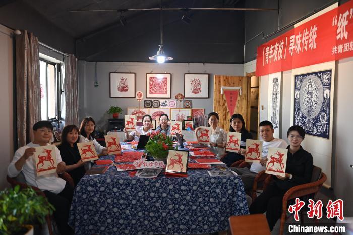 6月6日，在甘肅敦煌青年夜校課程中，青年學(xué)員展示學(xué)習(xí)敦煌非遺剪紙的成果。