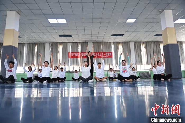 6月6日，在甘肅敦煌青年夜校課程中，青年學(xué)員學(xué)習(xí)敦煌舞課程。李亞龍 攝　　