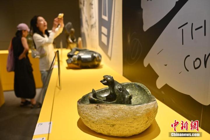 圖為該藝術(shù)展展陳的蛇紋石作品《河馬池》。中新社記者 李亞龍 攝