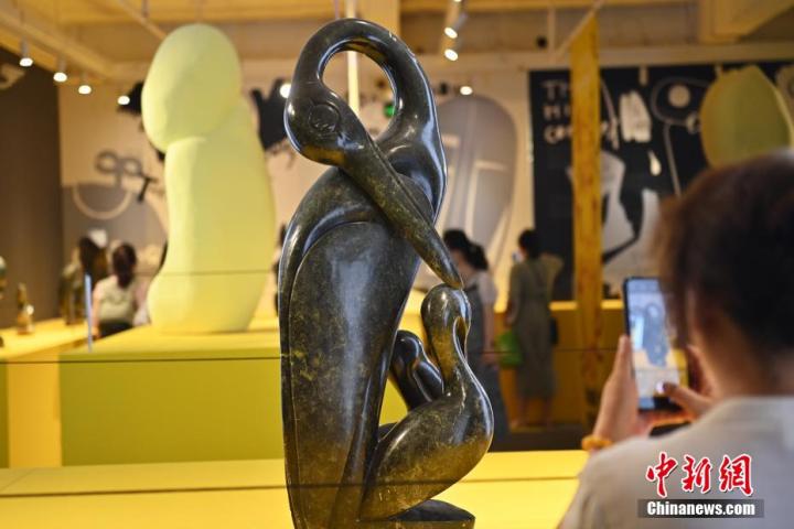 圖為游客拍攝蛇紋石作品《依戀》。中新社記者 李亞龍 攝