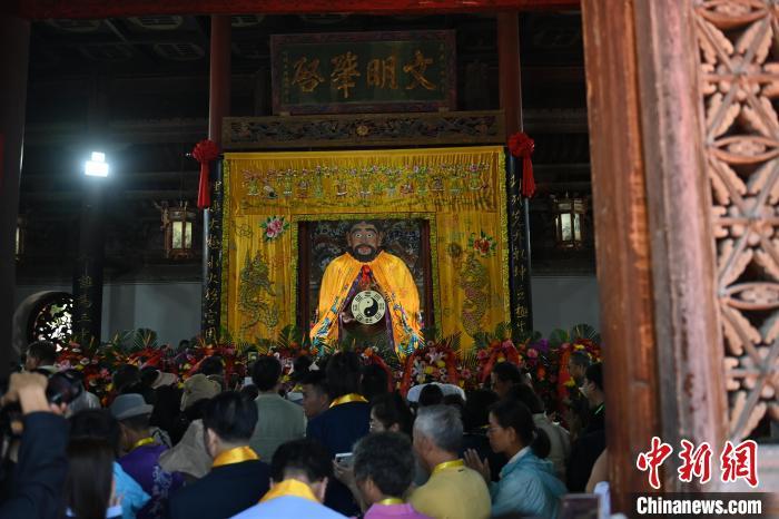 6月21日，2024(甲辰)年公祭中華人文始祖伏羲大典在甘肅天水舉行，來(lái)自海峽兩岸及港澳地區(qū)約500人現(xiàn)場(chǎng)共祭中華人文始祖伏羲。中新社記者 李亞龍 攝