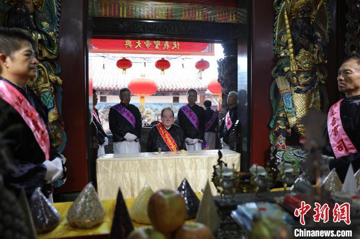 6月21日，“2024(甲辰年)兩岸共祭人文始祖伏羲典禮”在臺(tái)灣新北舉行。擔(dān)任主祭官的先嗇宮董事長(zhǎng)、中國(guó)國(guó)民黨前秘書(shū)長(zhǎng)李乾龍(中)出席典禮并擔(dān)任主祭官。中新社記者 張曉曦 攝