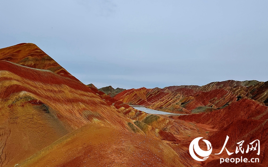 雨后的七彩丹霞，顏色格外艷麗。人民網(wǎng)記者 徐冬兒攝