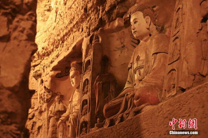 7月15日，甘肅省平?jīng)鍪袥艽h百里石窟長(zhǎng)廊中的王母宮石窟造像。百里石窟長(zhǎng)廊位于涇川縣境內(nèi)，由512個(gè)石窟、5眼窟中石井組成，現(xiàn)存王母宮石窟、鳳凰山石窟、南石窟寺、丈八寺石窟、羅漢洞石窟、太山寺石窟等規(guī)模較大的石窟群，還有數(shù)量眾多的小石窟群。王母宮石窟又名千佛洞，該窟設(shè)計(jì)宏大，造像生動(dòng)，窟內(nèi)擁有造像數(shù)百尊，是較為珍貴的佛教文化歷史遺存。中新社記者 李亞龍 攝</p>
<p>