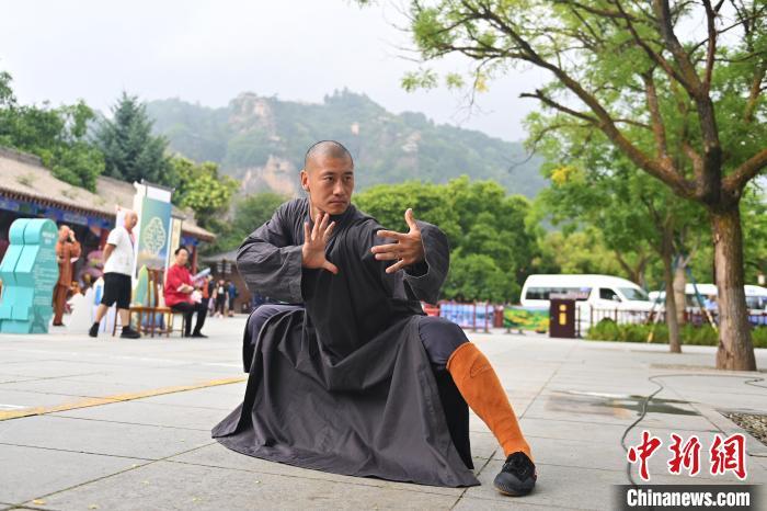7月14日，甘肅省平?jīng)鍪嗅轻忌骄皡^(qū)內(nèi)，嵩山少林弟子展示武藝。7月13日至14日，“2024年北京體育大學第十五屆國際武術(shù)比賽交流大會暨首屆崆峒山國際武術(shù)大會”舉行，大會也在崆峒山景區(qū)進行問道崆峒、武術(shù)高級研修班、崆峒拜師等系列活動。中新社記者 李亞龍 攝</p>
<p>