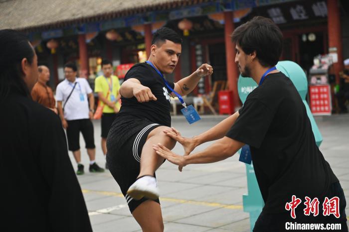 7月14日，甘肅省平?jīng)鍪嗅轻忌骄皡^(qū)內(nèi)，外籍武術(shù)愛好者切磋武藝。7月13日至14日，“2024年北京體育大學第十五屆國際武術(shù)比賽交流大會暨首屆崆峒山國際武術(shù)大會”舉行，大會也在崆峒山景區(qū)進行問道崆峒、武術(shù)高級研修班、崆峒拜師等系列活動。中新社記者 李亞龍 攝