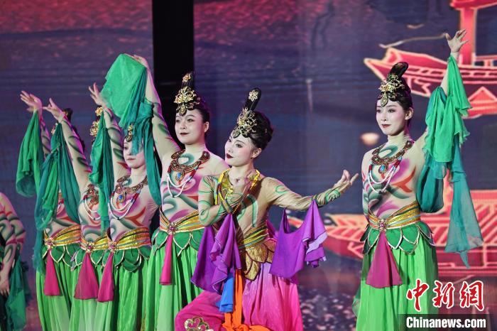 7月19日晚，第五屆黃河之濱文藝展演在蘭州體育文化廣場(chǎng)開幕。圖為開幕式演出敦煌舞蹈。張曦予 攝