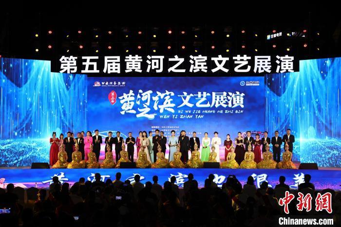 7月19日晚，第五屆黃河之濱文藝展演在蘭州體育文化廣場(chǎng)開幕。張曦予 攝