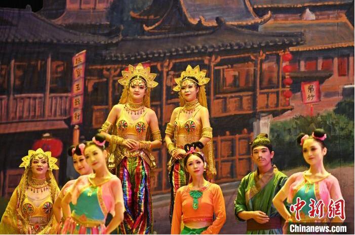 7月18日晚，中國經(jīng)典舞劇《絲路花雨》在甘肅蘭州黃河劇院進行演出。中國經(jīng)典舞劇《絲路花雨》迎來45周年，7月17日-8月4日在蘭州開啟為期多天的駐場演出。該舞劇取材于敦煌莫高窟壁畫，集中國霓裳羽衣舞、敦煌舞、印度舞、黑巾舞、波斯馬鈴舞等于一身，自1979年演出至今，該劇先后在40多個國家和地區(qū)演出近4000場，觀眾550多萬人次。中新社記者 李亞龍 攝</p>
<p>