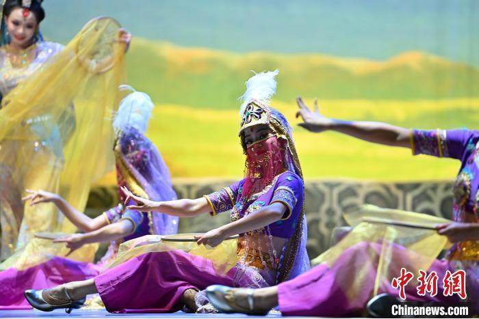 7月18日晚，中國經(jīng)典舞劇《絲路花雨》在甘肅蘭州黃河劇院進行演出。中國經(jīng)典舞劇《絲路花雨》迎來45周年，7月17日-8月4日在蘭州開啟為期多天的駐場演出。該舞劇取材于敦煌莫高窟壁畫，集中國霓裳羽衣舞、敦煌舞、印度舞、黑巾舞、波斯馬鈴舞等于一身，自1979年演出至今，該劇先后在40多個國家和地區(qū)演出近4000場，觀眾550多萬人次。中新社記者 李亞龍 攝</p>
<p>