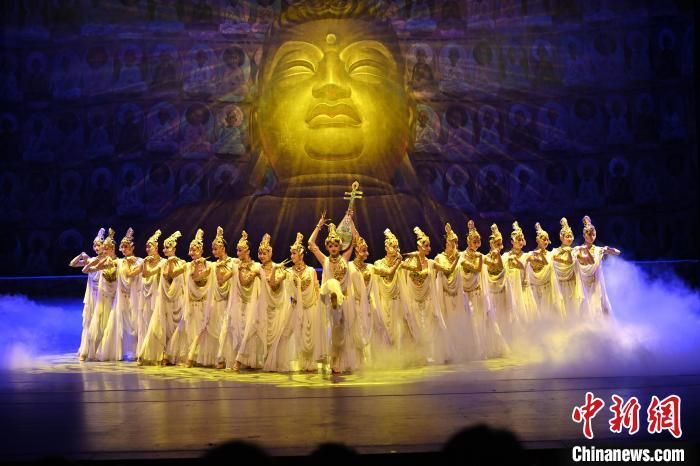 7月18日晚，中國經(jīng)典舞劇《絲路花雨》在甘肅蘭州黃河劇院演出。李亞龍 攝