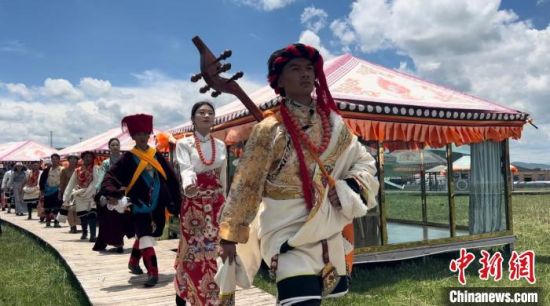 2024年6月，甘肅甘南藏族自治州上演藏服時(shí)裝秀。(資料圖)高瑩 攝