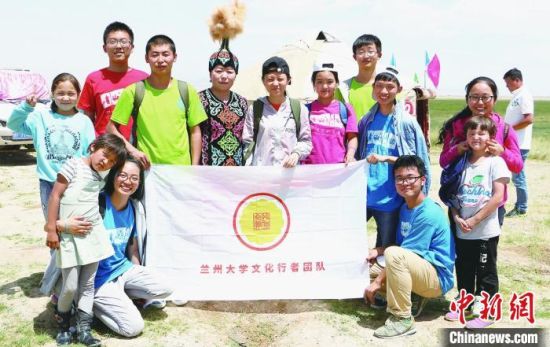 圖為蘭州大學(xué)文化行者團(tuán)隊走進(jìn)民族社區(qū)。(資料圖)蘭州大學(xué)供圖