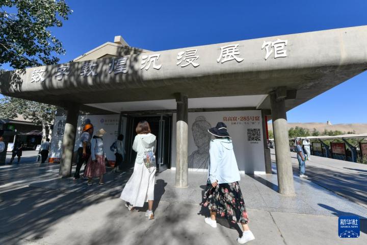 7月22日，游客排隊進入“尋境敦煌——數(shù)字敦煌沉浸展”場館。新華社記者 郎兵兵 攝</p>
<p>