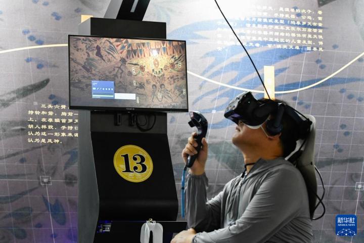 7月22日，游客借助VR設(shè)備沉浸式游覽莫高窟第285窟虛擬場景。新華社記者 郎兵兵 攝