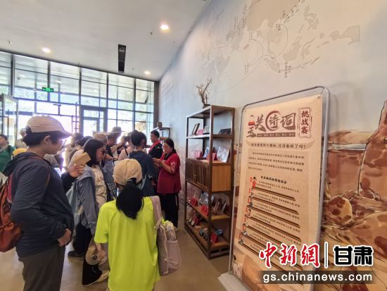 近日，玉門關(guān)遺址景區(qū)開啟了一場(chǎng)精彩紛呈的玉關(guān)詩詞挑戰(zhàn)賽，吸引眾多游人參與其中。玉門關(guān)遺址景區(qū)供圖