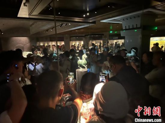 8月17日至23日，“濃濃民族情 兩岸一家親”臺灣同胞參訪團(tuán)甘肅行交流活動在甘肅展開。圖為臺胞參觀甘肅省博物館。中新社記者 閆姣 攝