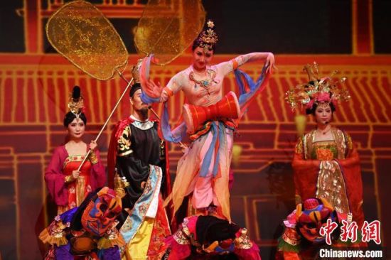 2023年第六屆敦煌文博會(huì)期間，系列演藝上演。(資料圖)李亞龍 攝
