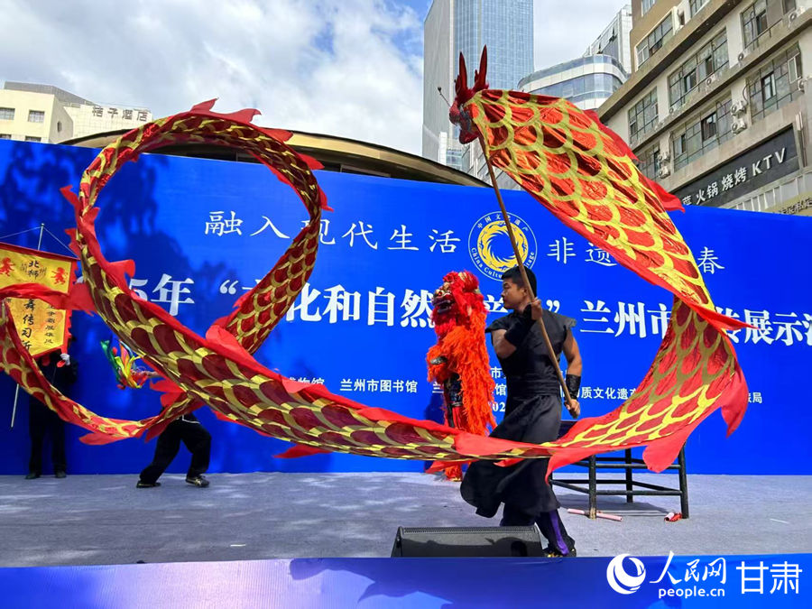 柴宗峰在2025年“文化和自然遺產(chǎn)日”蘭州市非遺宣傳展示活動中表演舞獅。人民網(wǎng)記者 焦隆攝