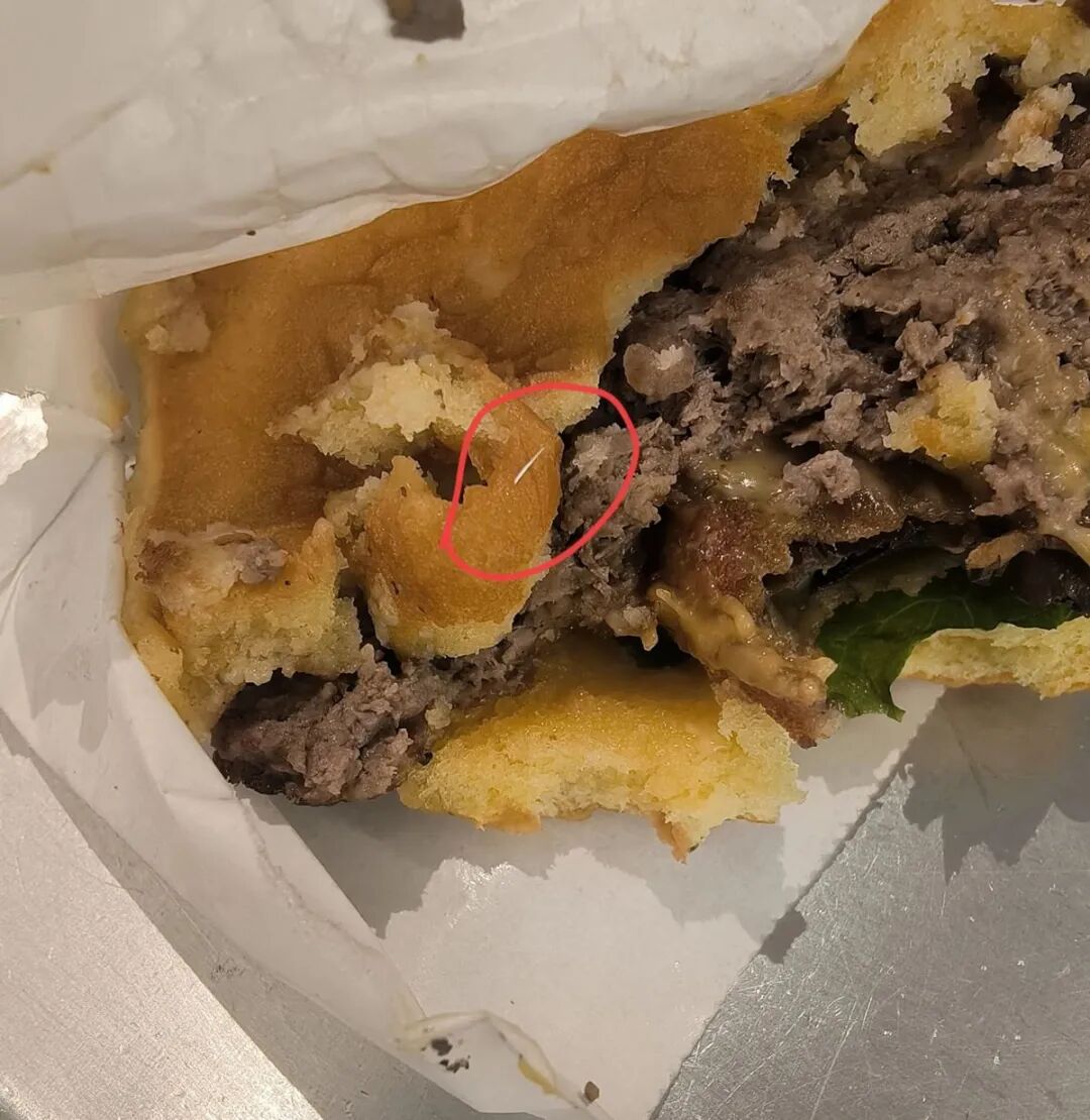 南京一顧客稱在漢堡里吃出“鋼針”，門店稱有專人負(fù)責(zé)，市監(jiān)局：調(diào)查仍在進(jìn)行